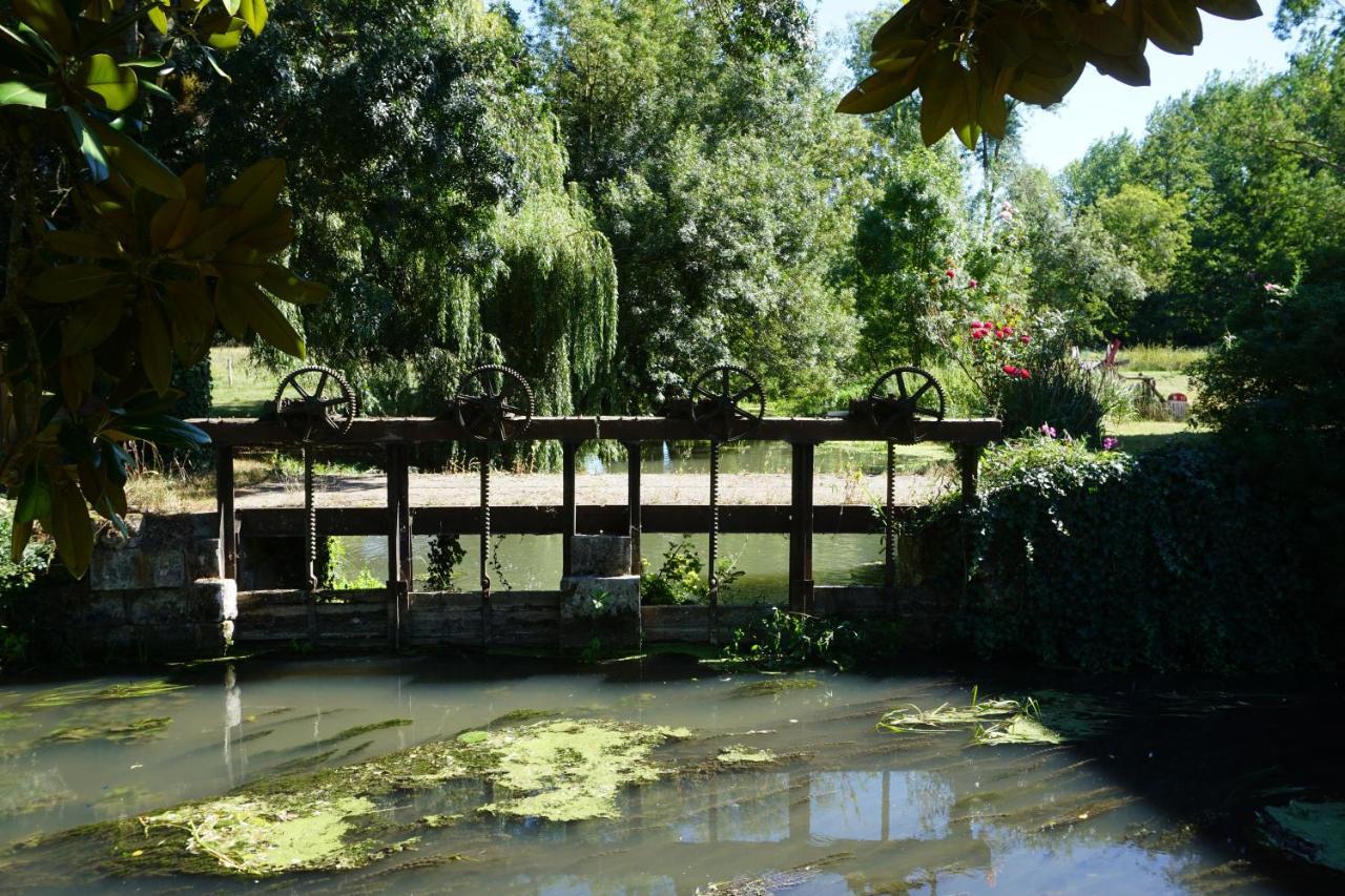 Le Moulin De Moquesouris - Chambres D'Hotes Et Table D'Hote Nazelles-Negron ภายนอก รูปภาพ